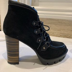 π€BCBG Black Bootiesπ€